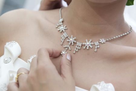 Best Jewelry for a Winter Wedding: Elegant and Unique Styles for Brides