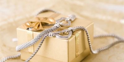 Best Jewelry for a Silver Wedding Anniversary: Timeless Gifts for Your 25th Celebration