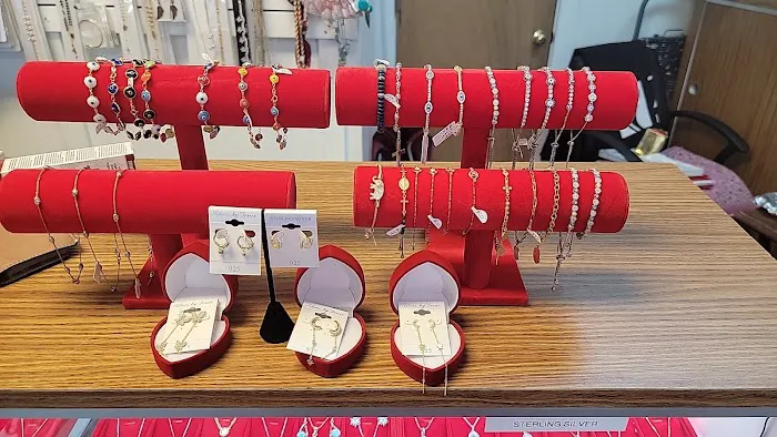Cristy's jewelry & perfumes 4