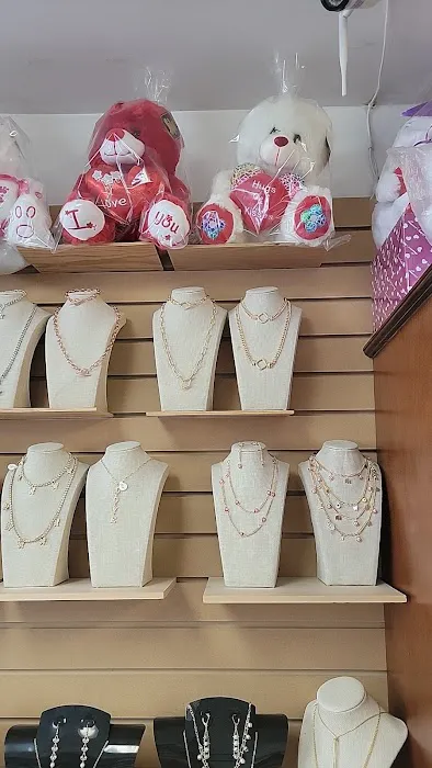 Cristy's jewelry & perfumes 4