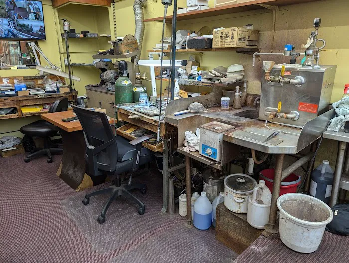 Bong Jewelers 4