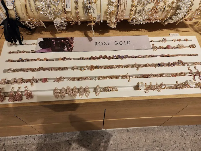Lovisa Palisades Center 4