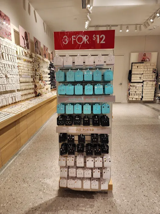 Lovisa Palisades Center 4