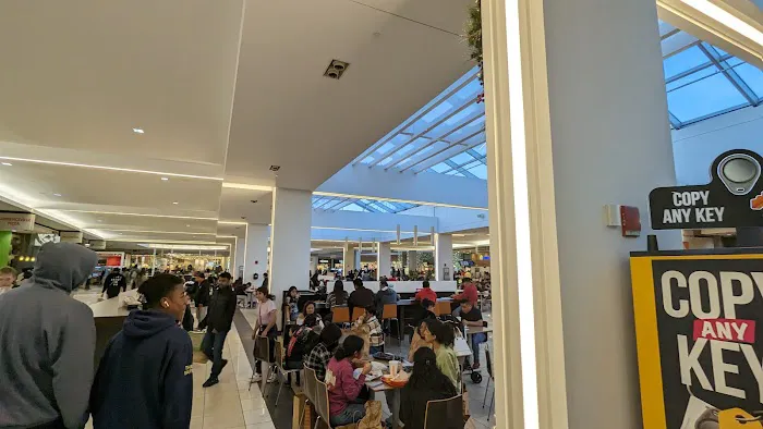 Pandora Quaker Bridge Mall 4