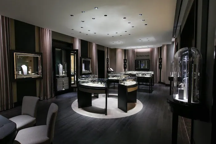 Van Cleef & Arpels (White Plains - Neiman Marcus) 4