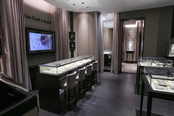 Van Cleef & Arpels (White Plains - Neiman Marcus) 4
