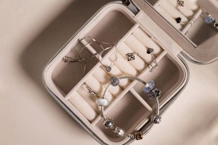 How to Store Delicate Jewelry When Traveling Without Damage