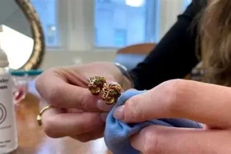How to Clean Jewelry with Gold Plating Without Damaging It
